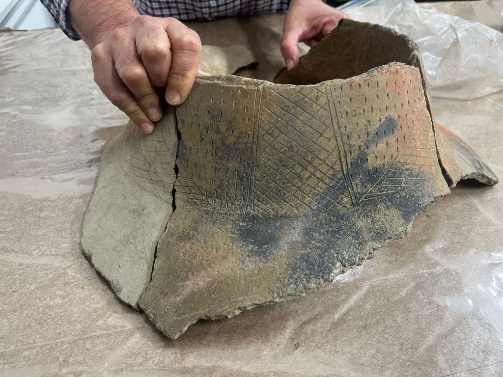Urna en el laboratorio arqueológico. Fabricar una urna requería conocimiento, tiempo y recursos, por lo que quienes eran enterrados en ellas probablemente ocupaban un lugar importante dentro de su comunidad.