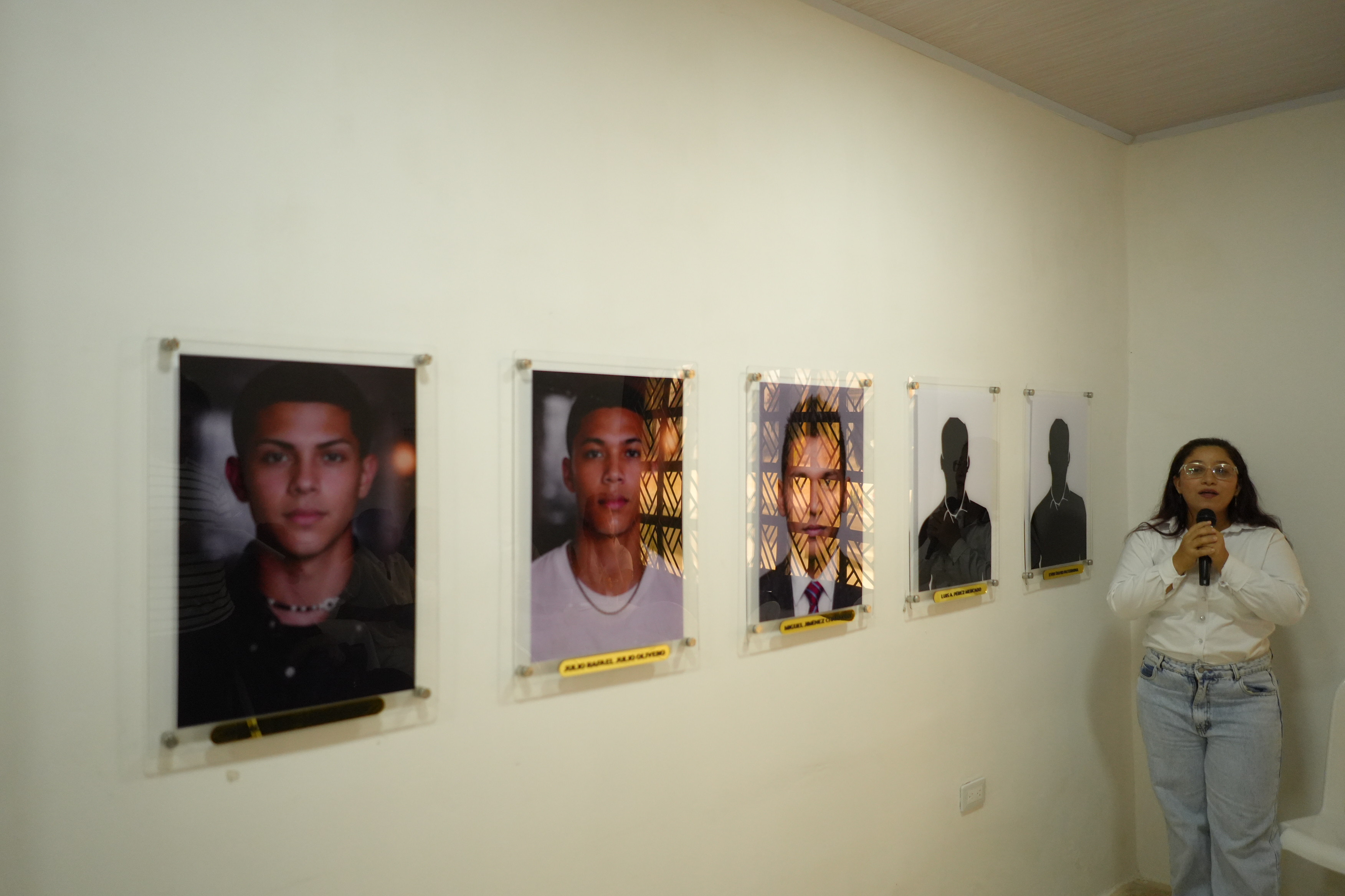 La casa tiene un espacio donde están las fotografías de las víctimas