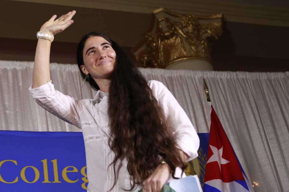 Por su blog, Yoani Sánchez recibió el premio María Moors Cabot en 2009. / Reuters