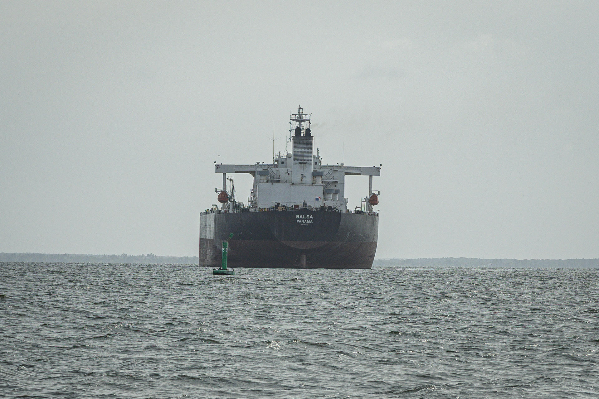 AME3062. MARACAIBO (VENEZUELA), 07/02/2026.- Fotografía de un barco que transporta petróleo este sábado en el Lago de Maracaibo (Venezuela). EFE/ Henry Chirinos