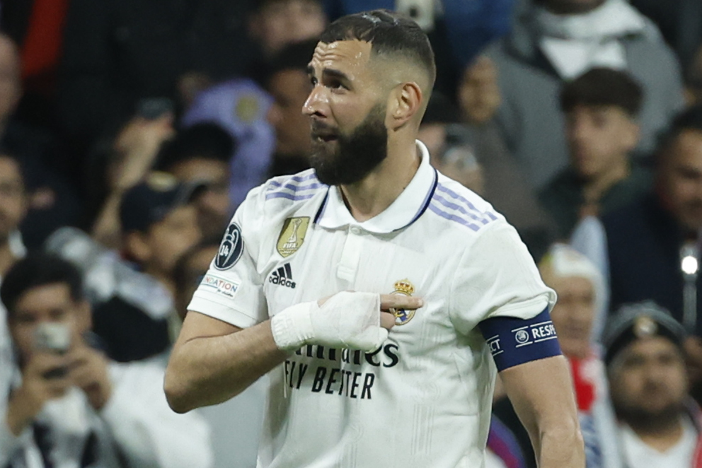 MADRID, 15/03/2023.- El delantero del Real Madrid Karim Benzemá celebra tras marcar ante el Liverpool, durante el partido de vuelta de los octavos de final de la Liga de Campeones que Real Madrid y Liverpool disputan este miércoles en el estadio Santiago Bernabéu, en Madrid. EFE/Juanjo Martín