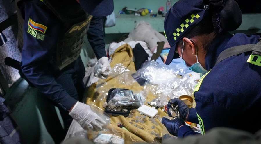 En medio de camas, clósets y maletines revisados por las autoridades en San Bernardo, la Policía encontró droga escondida hasta dentro de un peluche. El operativo dejó siete capturados y volvió a poner la lupa sobre una de las zonas más violentas y golpeadas por el microtráfico en Bogotá.