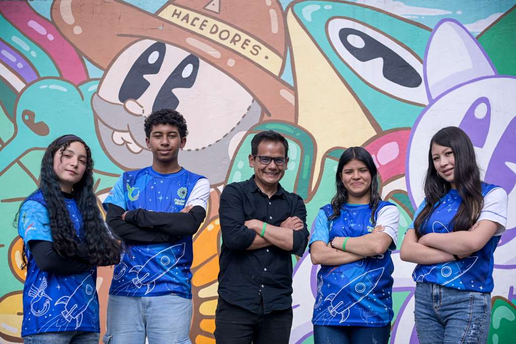 Docente Iván Triana con los jóvenes de la biblioteca que sueñan con ir a la NASA.