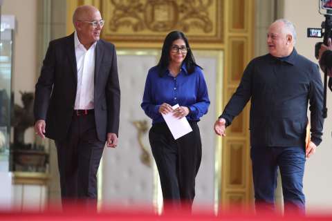 Funcionarios chavistas desobedecen orden de Maduro y regresan a X (Twitter)