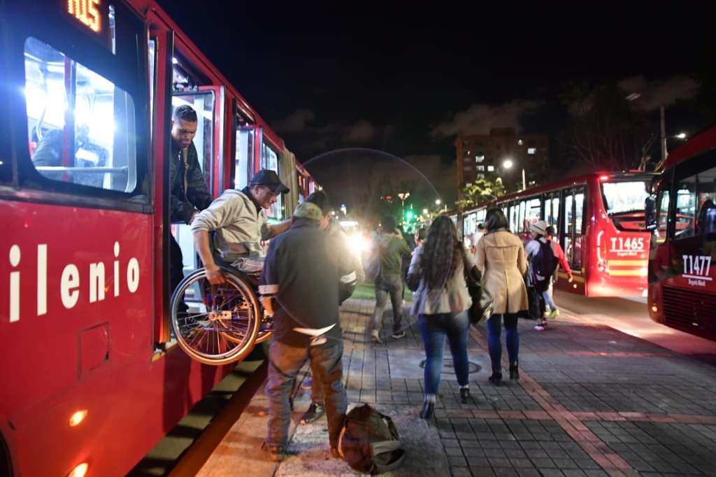 El bloqueo de la Avenida NQS en Bogotá por los enfrentamientos entre el Esmad y estudiantes de la U. Nacional, fue sin duda el que causó mayor traumatismo en la movilidad de la capital. / Oscar Pérez -El Espectador