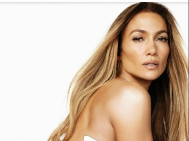 Jennifer López cumplió 53 años y dice que se siente con la mitad de su edad actual