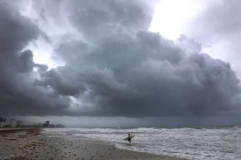 Miami recibe a Irma en un escenario fantasmal