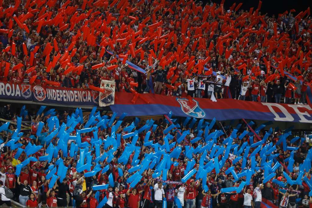 AMDEP7942. MEDELLÍN (COLOMBIA), 25/09/2024.- Hinchas de Medellín asisten este miércoles, al partido de vuelta de cuartos de final de la Copa Sudamericana entre Deportivo Independiente Medellín (DIM) y Lanús en el estadio Atanasio Girardot en Medellín (Colombia). EFE/ Luis Eduardo Noriega Arboleda