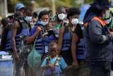 Buscan seis migrantes del barco que naufragó en el viaje entre Colombia y Panamá
