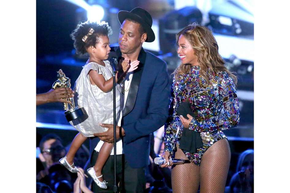 Beyoncé y Jay-Z con su hija Ivy Blue en los premios MTV de 2014. / AFP