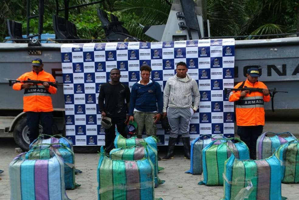 Los dos ecuatorianos y el colombiano que tripulaban la embarcación fueron transportados , junto con la carga ilegal, hasta el municipio de Tumaco. / Cortesía Armanda Nacional.