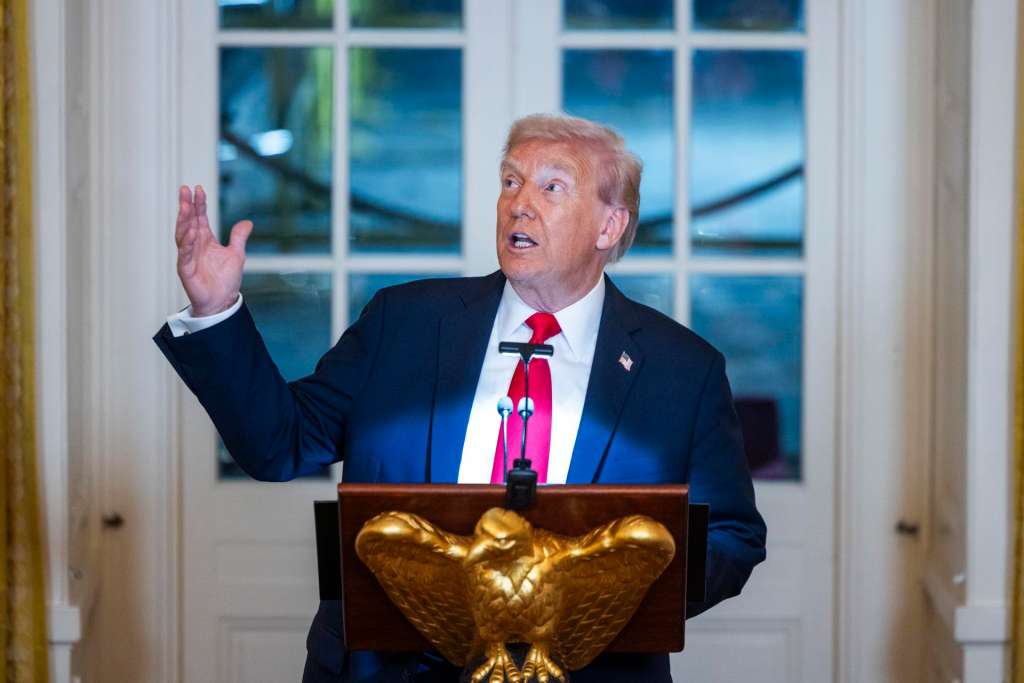 WASHINGTON (United States), 15/10/2025.- US President Donald Trump speaks ahead of a dinner to raise money for his ballroom extension in the East Room of the White House in Washington, DC, USA, 15 October 2025. The 27400-square-meter ballroom expansion of the White House will seat an estimated 900 people and is estimated to cost 200 million US dollars. EFE/EPA/JIM LO SCALZO / POOL
