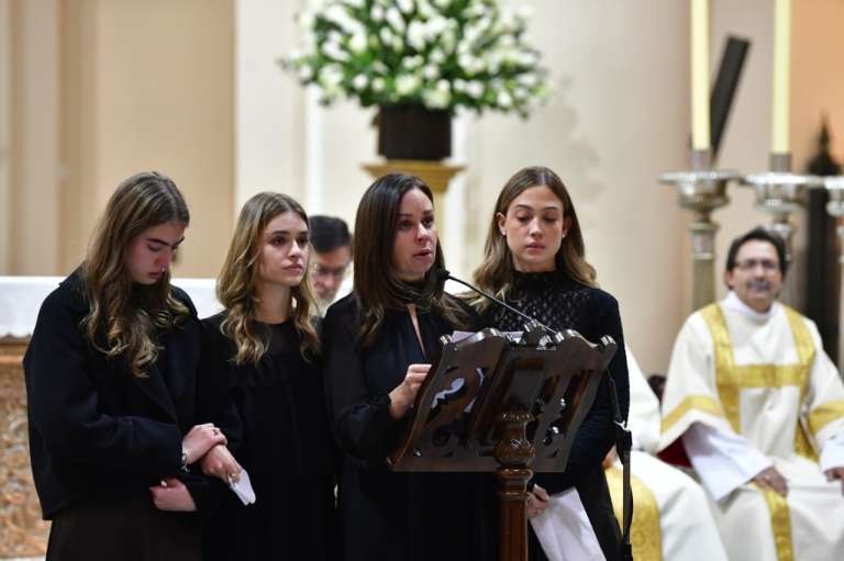 Tras un año de la muerte de Miguel Uribe Turbay, su familia junto a varios congresistas realizaron un homenaje a la memoria del senador en la Parroquia La Inmaculada Concepción, para luego develar su monumento en el antiguo parque “El Golfito”, que ahora lleva su nombre.