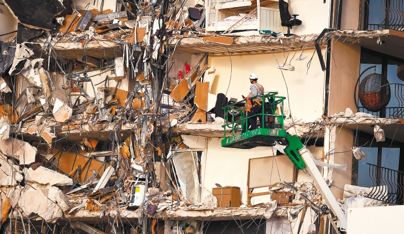 El edificio de 12 pisos colapsado en Florida se estaba hundiendo desde la década de 1990, según una investigación. / AFP