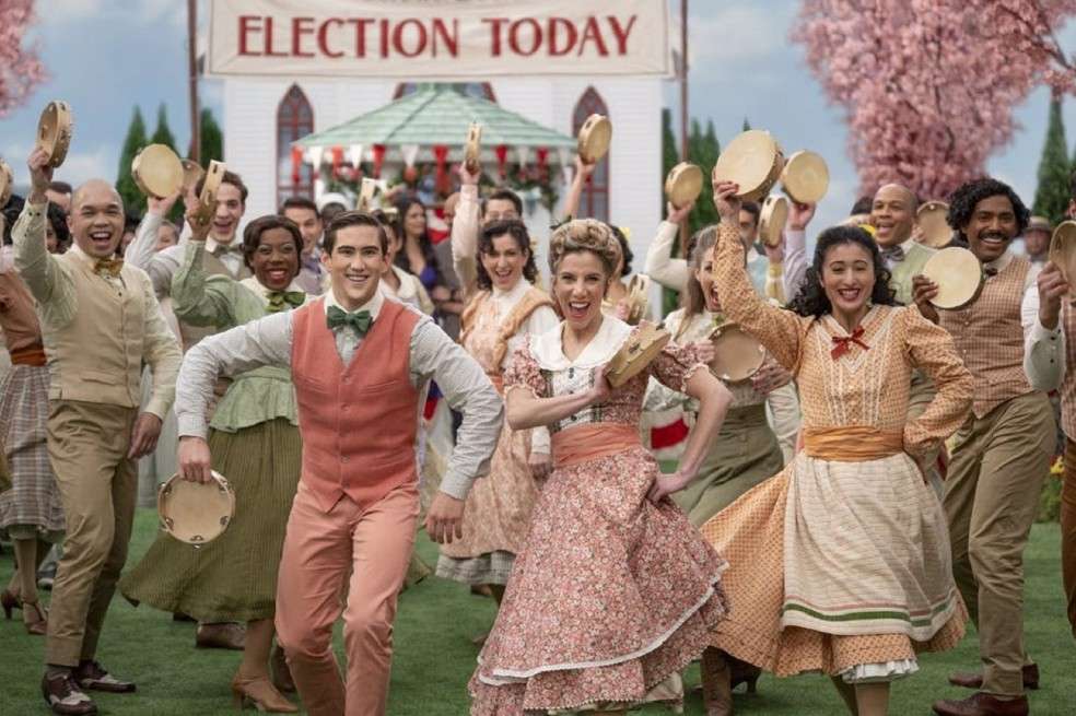 "Schmigadoon!" es una parodia de los musicales clásicos de Hollywood, Strong y Key son una pareja que se embarca en un viaje mochilero para fortalecer su relación romántica, que no está en su mejor momento.