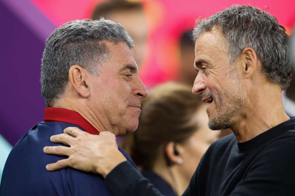 . DOHA (CATAR), 23/11/2022.- El seleccionador de España Luis Enrique saluda a el seleccionador de Costa Rica Luis Fernando Suárez hoy, en un partido de la fase de grupos del Mundial de Fútbol Qatar 2022 entre España y Costa Rica en el estadio Al Zumama en Doha (Catar). EFE/ Alberto Estevez