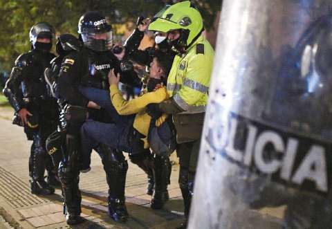 Policía de Medellín investigará a 20 agentes por presuntos excesos de la fuerza