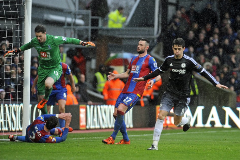 Oscar (d), jugador brasilero del Chelsea, celebra el gol con el que se abrió el marcador contra el Crystal Palace. / EFE