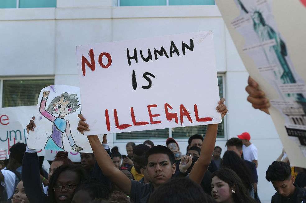Un hombre de Honduras, que espera en un centro de refugiados, revisa el mapa de EE. UU., su sueño es recibir asilo. / AFP