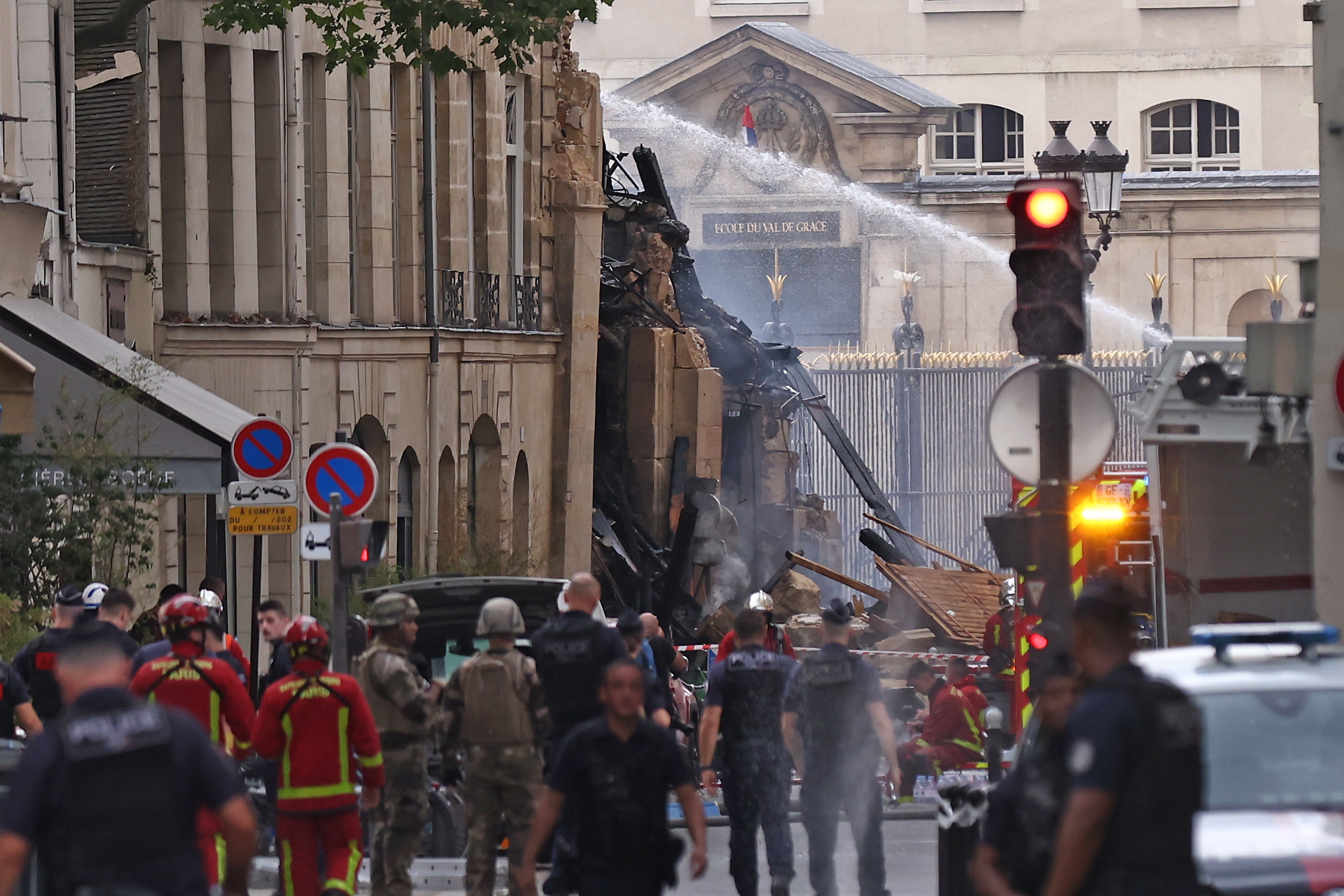 Paris (France), 21/06/2023.- French emergency services work on scene of a fire after a gas explosion in Paris 5th arrondissement area, Paris, France, 21 June 2023. The explosion resultied in several buildings catching fire, local officials said. (Incendio, Francia) EFE/EPA/Mohammed Badra
