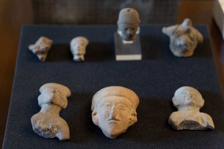 Según el peritaje del Instituto Colombiano de Antropología e Historia, las piezas pertenecen a las culturas Tumaco-La Tolita, Calima, Quimbaya, Tolima-Espinal y San Agustín, por lo que algunas pueden tener más de dos mil años de antigüedad.