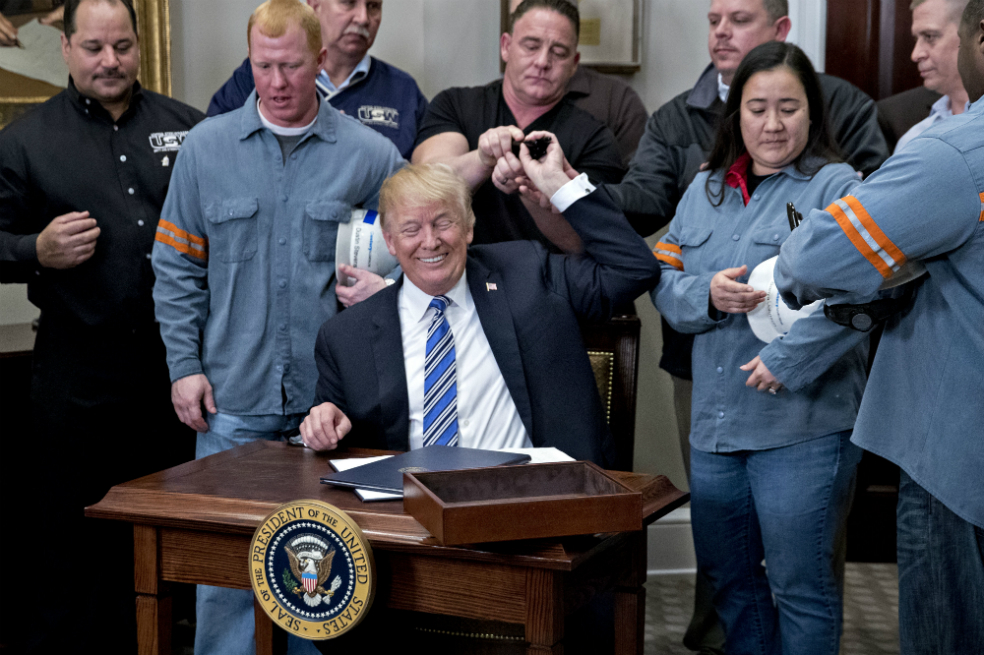 El presidente Donald Trump durante el evento en el que oficializó la imposición de aranceles al acero y al aluminio que entra a Estados Unidos (25 % y 10 %, respectivamente). / Bloomberg