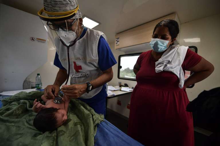 Un médico atiende a un bebé
