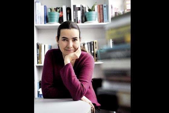 Marianne Ponsford asegura que no soporta la idea de “enchufar un libro”, refiriéndose a que prefiere leerlos en físico. / Gustavo Torrijos - El Espectador