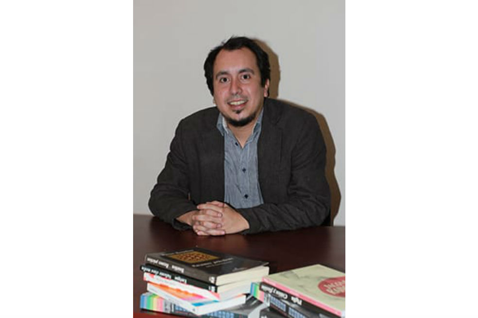 Alejandro Ramírez Lámbarry también ha escrito los libros “El otro radical: la voz animal en la literatura hispanoamericana” y “Testamento de la carne y el espíritu”.