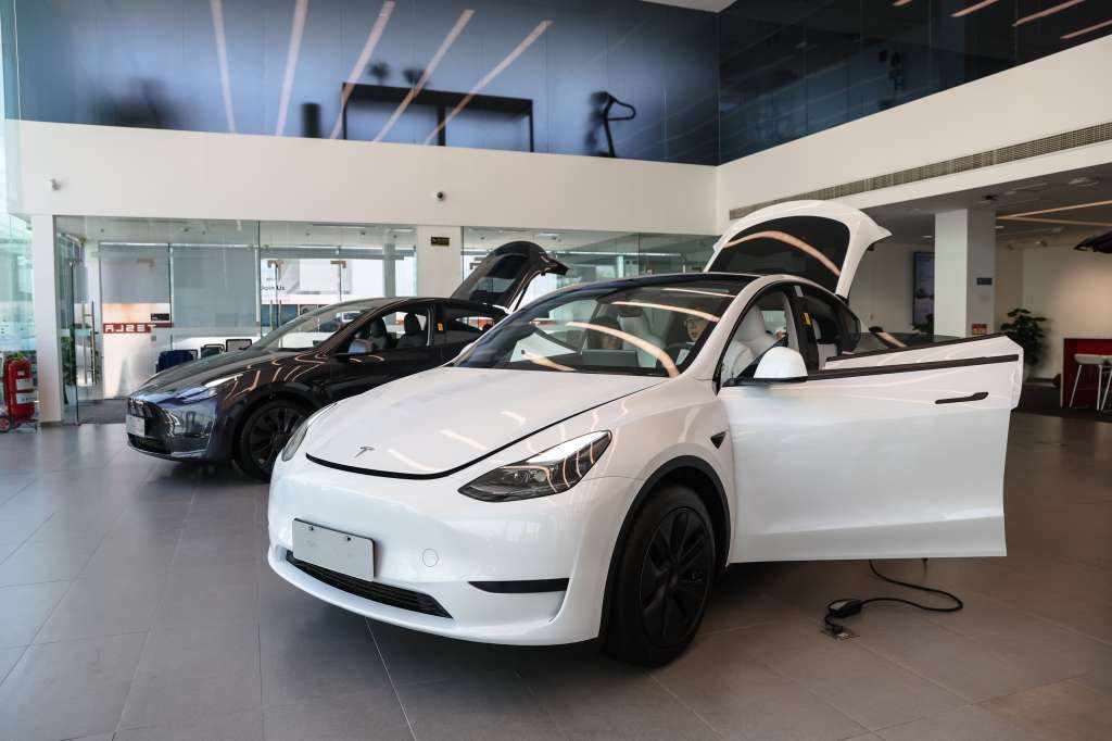 Beijing (China), 13/05/2024.- Tesla model Y electric cars on display in a Tesla showroom in Beijing, China, 13 May 2024. China's vehicle sales grew by 9.3 percent from the prior year to 2.36 million in April 2024, after a 9.9 percent increase in the previous month, the China Association of Automobile Manufacturers said. New energy vehicle sales accounted for 43.5 percent of total car sales in April. EFE/EPA/WU HAO