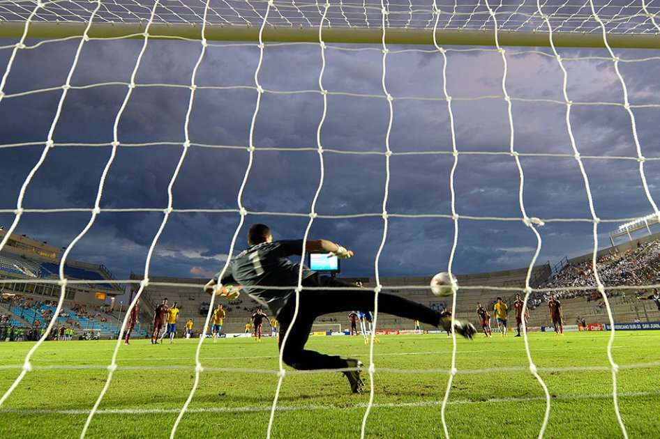 Felipe Anderson dio la victoria a Brasil desde los 12 pasos. / AFP