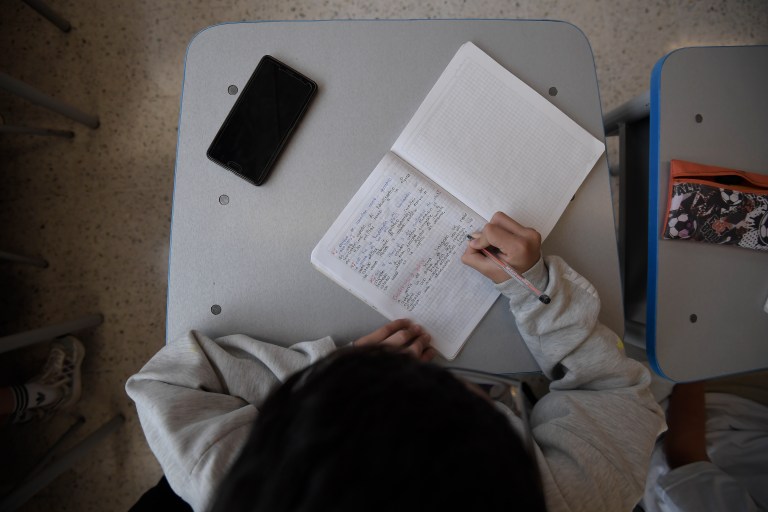 ¿Por qué aquí, en Colombia, separamos a los estudiantes y allá los reúnen?