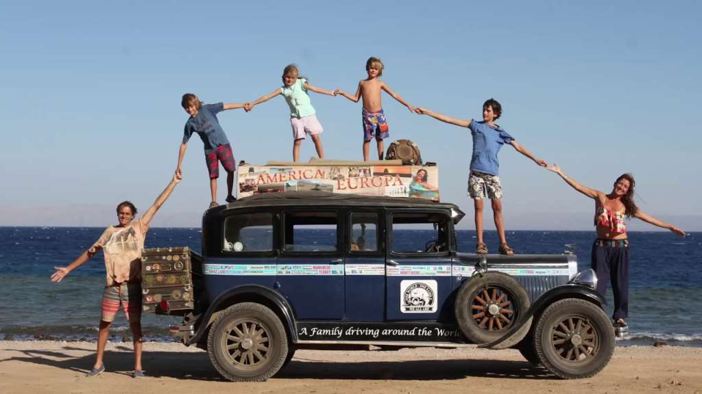Una familia argentina recorre los cinco continentes a bordo de un auto de 1928
