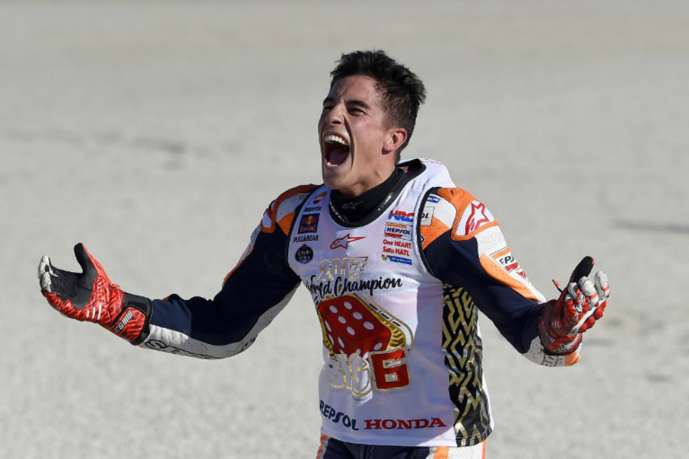El español Marc Márquez celebra su cuarto título de MotoGP. / AFP