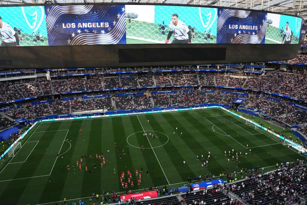 LOS ANGELES (United States), 25/06/2026.- Players of Turkey (L) and USA (R) warm up ahead of the FIFA World Cup 2026 group stage match Turkey against USA, in Los Angeles, Califronia, USA, 25 June 2026. (Turquía) EFE/EPA/SCOTT STRAZZANTE
