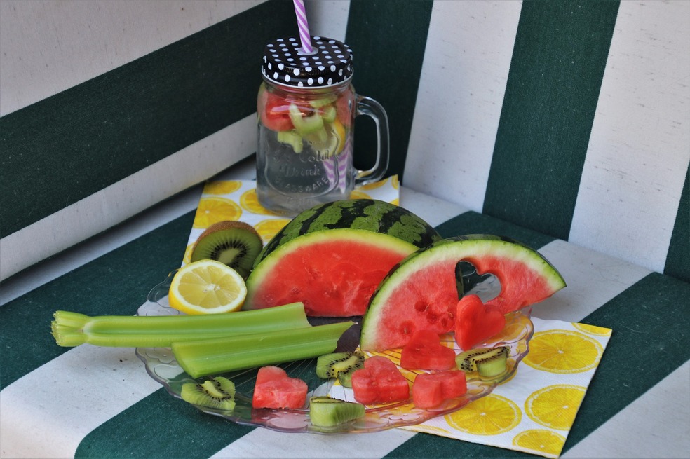 Sandía. No solo es rica en agua y potasio, también es baja en calorías. Un consumo regular de sandía se traduce en una posible mejoría del control de la glucemia. Es fuente de citrulina que ayuda en la prevención y tratamiento de enfermedades cardiovasculares, cerebrovasculares y en el síndrome metabólico.