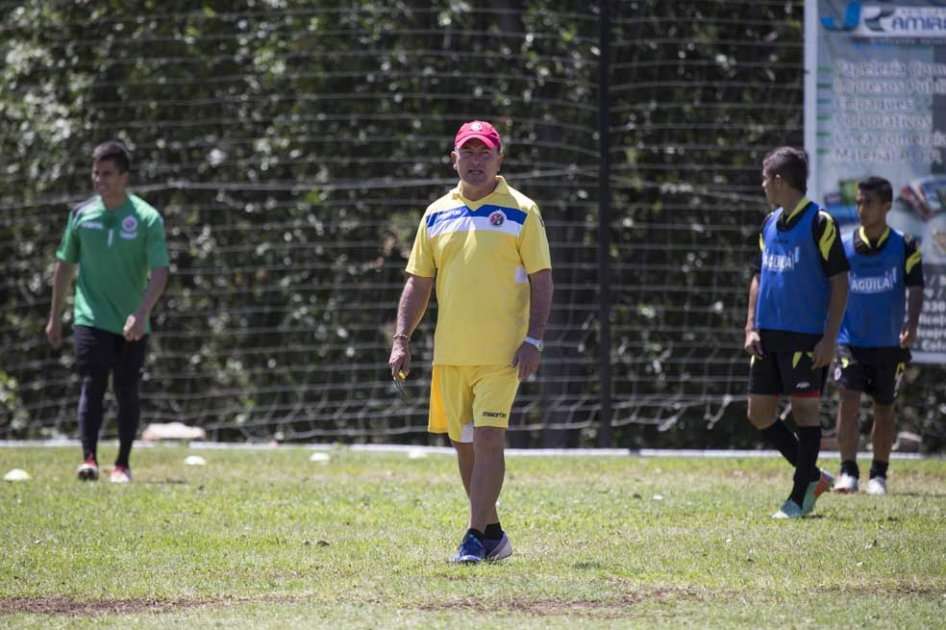 Además de ser un hombre de fútbol, Alberto Suárez no pierde de vista su esencia de docente. / Archivo particular