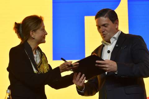 Juan Carlos Pinzón aterriza en partido de Ingrid Betancourt gracias al expresidente Uribe