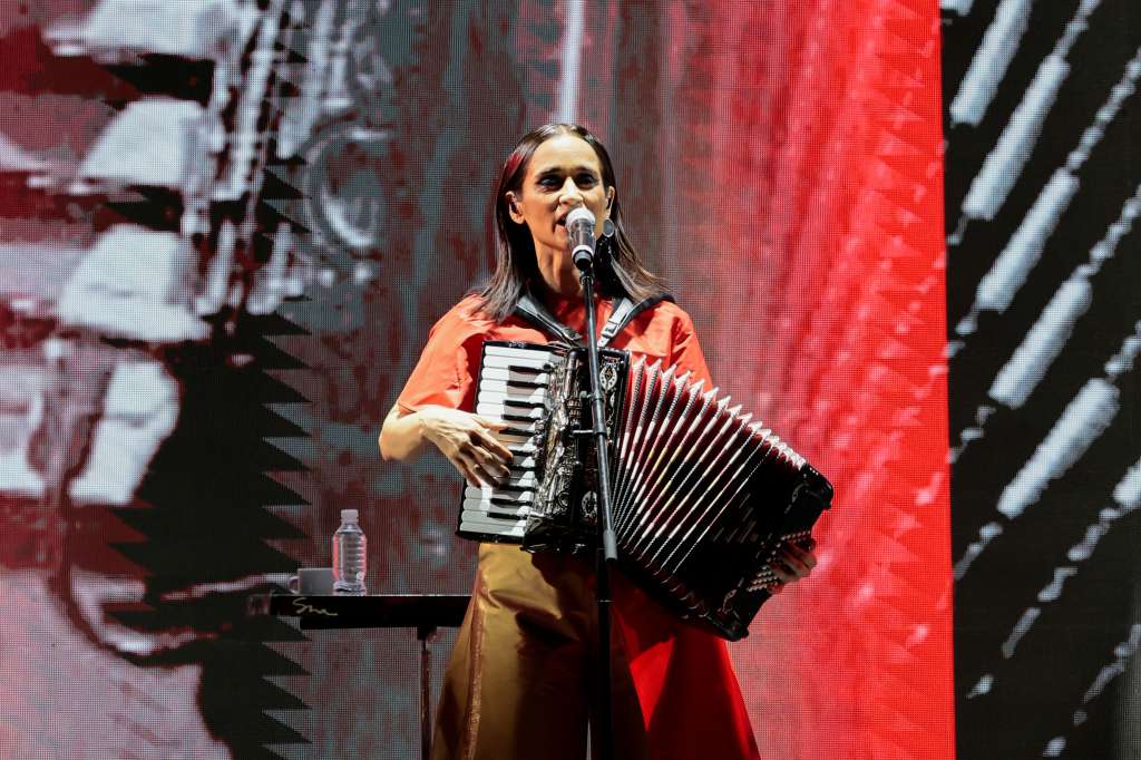 AME9374. CIUDAD DE MÉXICO (MÉXICO), 16/03/2024.- La cantante mexicana Julieta Venegas se presenta ante miles de personas en un concierto gratuito este sábado, en la Plaza de la Constitución de la Ciudad de México (México). EFE/José Méndez