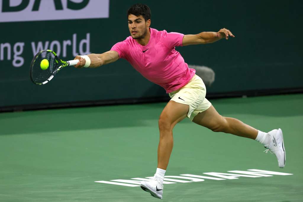 Indian Wells (United States), 17/03/2023.- Carlos Alcaraz of Spain in action against Felix Auger-Aliassime of Canada in the quarterfinal round during the BNP Paribas Open tennis tournament at the Indian Wells Tennis Garden in Indian Wells, California, USA, 16 March 2023. (Tenis, Abierto, España, Estados Unidos) EFE/EPA/JOHN G. MABANGLO