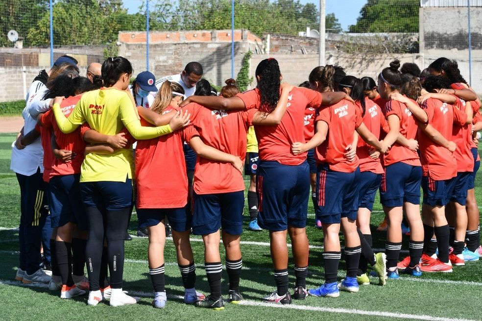 La selección de Colombia femenina sub-17 en medio de los entrenamientos en Uruguay de cara a la fase final del Sudamericano de la categoría.