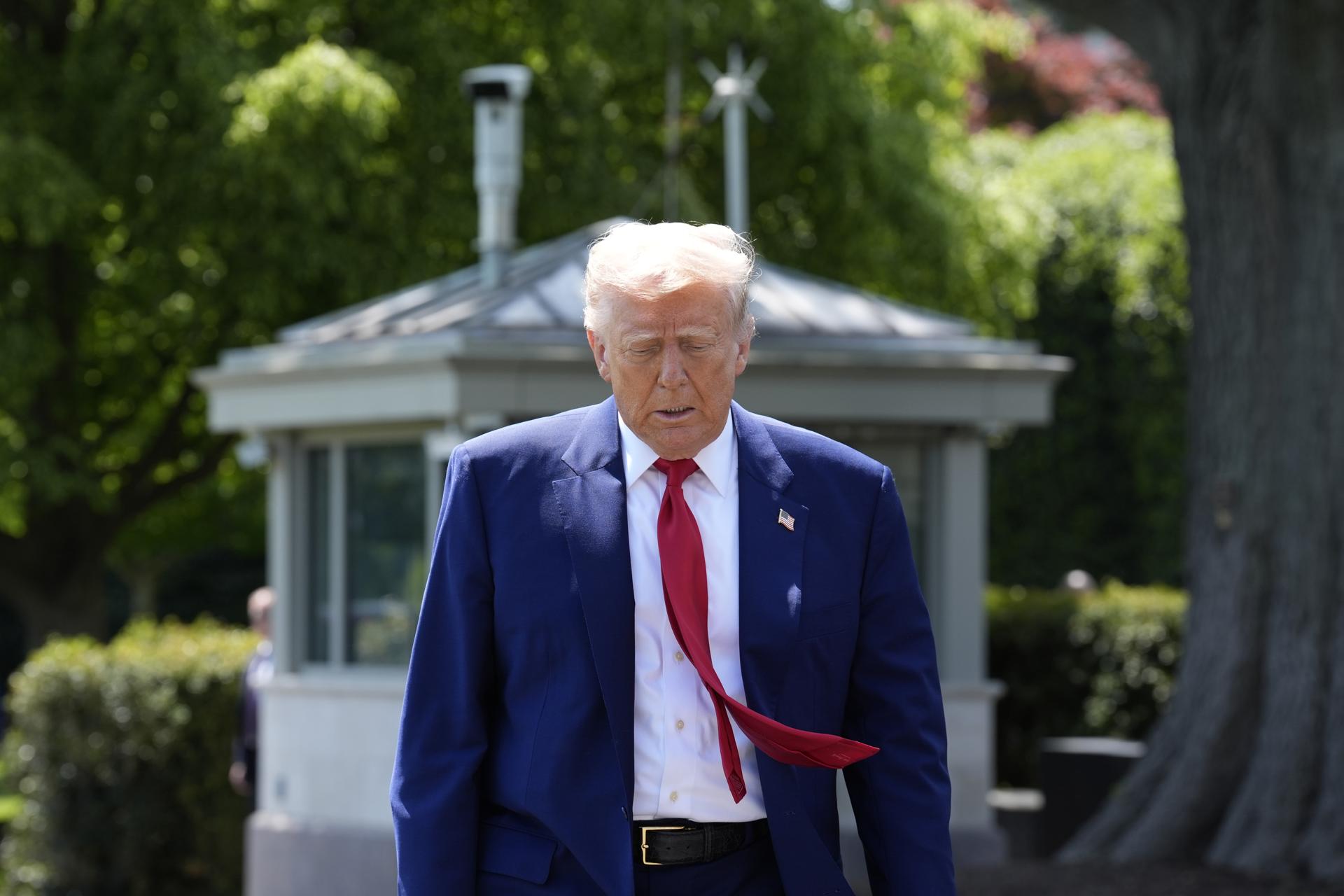 Washington (USA), 29/04/2025.- US President Donald Trump walks towards journalists on the South Lawn of the White House before his departure to Michigan, in Washington, DC, USA, 29 April 2025. Trump will hold a rally in Michigan to mark 100 days of his second term in office. EFE/EPA/YURI GRIPAS / POOL