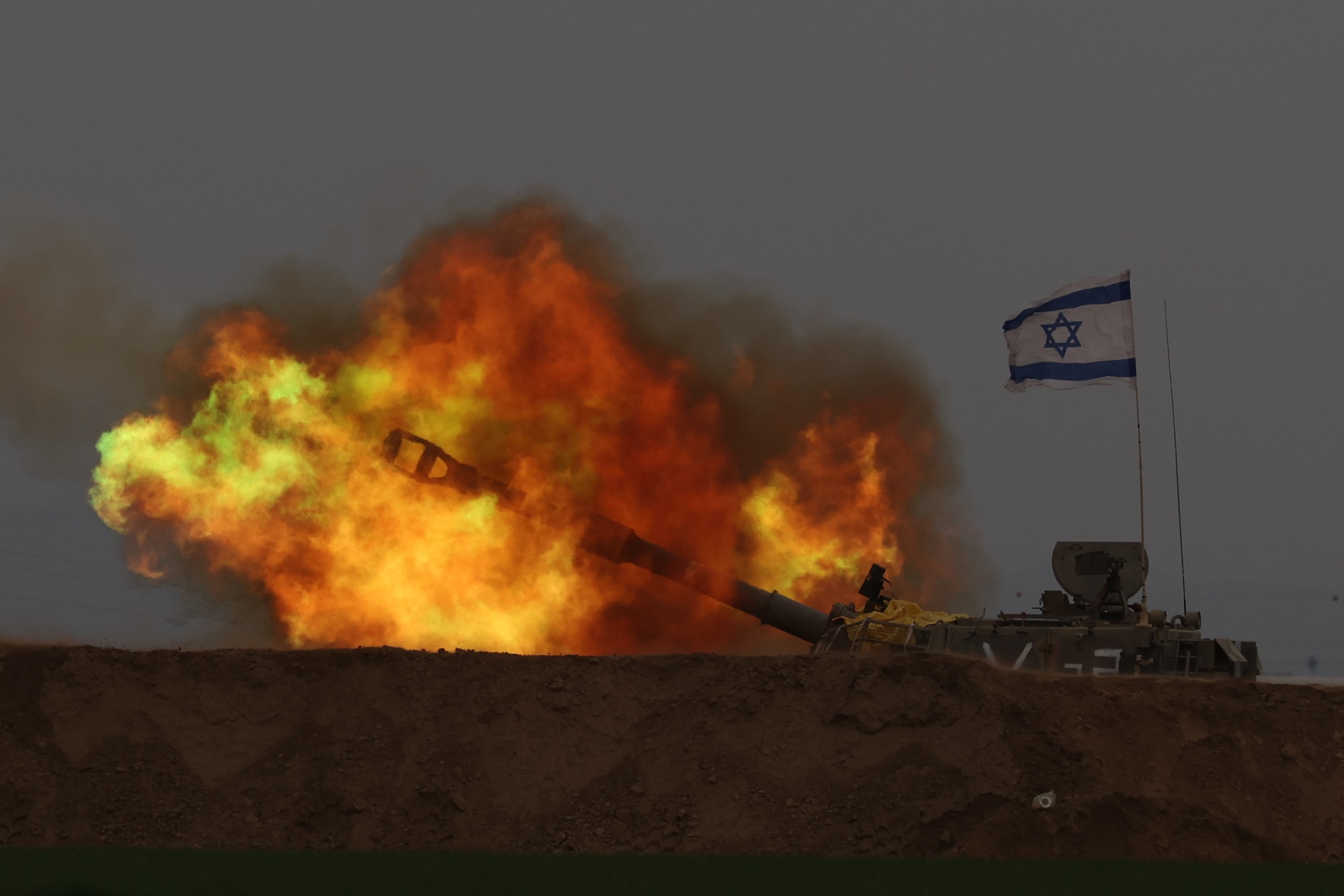 Lugar no revelado (Israel), 21/12/23.- Una unidad de artillería israelí bombardea objetivos en la Franja de Gaza desde un lugar no revelado cerca de la frontera de Gaza, al sur de Israel, este jueves. Más de 19.600 palestinos y al menos 1.200 israelíes han muerto, según el Ministerio de Salud palestino y las Fuerzas de Defensa de Israel (FDI) desde que comenzaron las hostilidades.- EFE/ABIR SULTAN