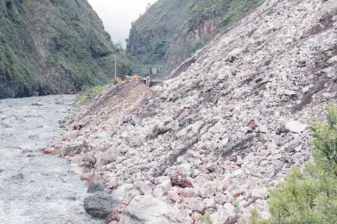 Continúan cierres en vías por derrumbes