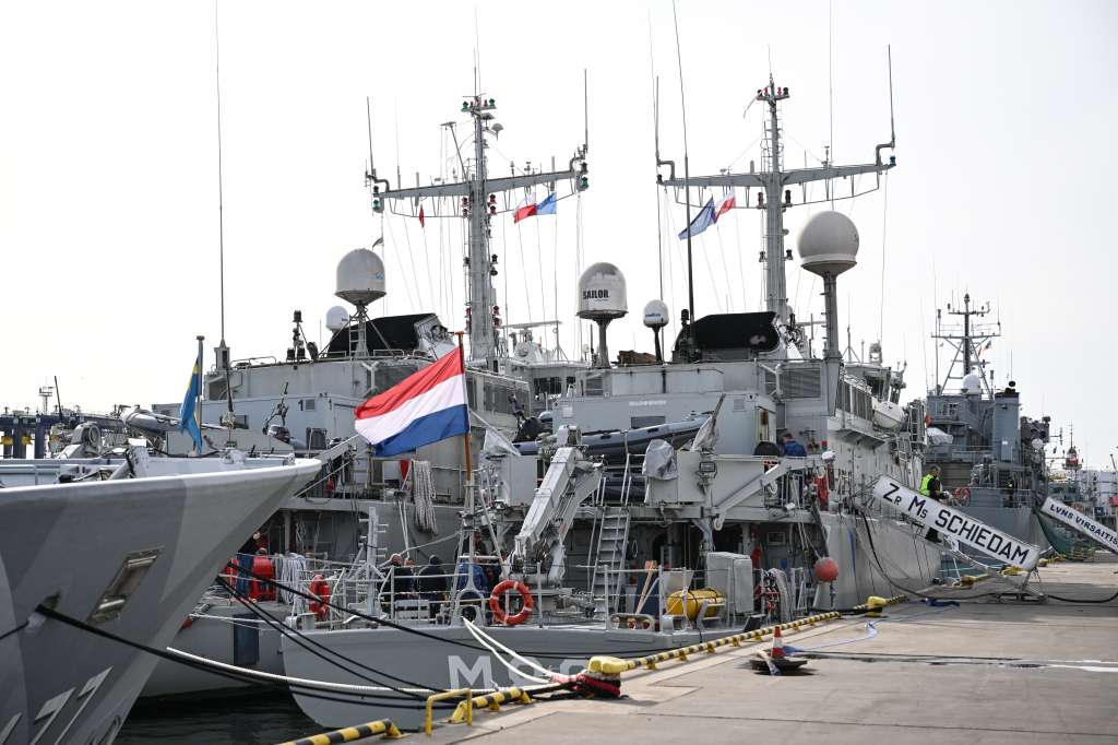 Gdansk (Poland), 04/04/2025.- A group of eleven warships from seven NATO countries, including units of the Standing NATO Mine Countermeasures Group 1, are moored at the Obroncow Westerplatte Quay in the Port of Gdansk, Poland, 04 April, 2025. The ships that have arrived in Gdansk are sailing under the flags of Lithuania, Latvia, Estonia, Germany, Sweden, the Netherlands and Belgium. The visit is to replenish supplies and rest for the crews before carrying out further tasks in the Baltic Sea. (Bélgica, Alemania, Letonia, Lituania, Países Bajos; Holanda, Polonia, Suecia) EFE/EPA/ADAM WARZAMA POLAND OUT