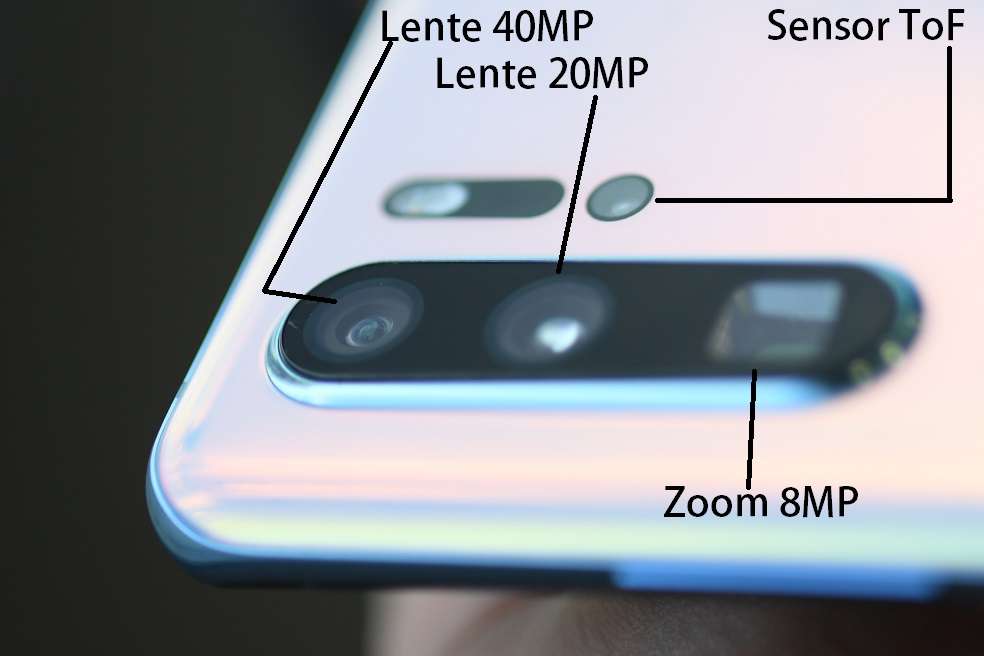 Sistema de cámaras del P30 ProChristian GaravitoNo podemos despedirnos del apartado fotográfico sin mencionar el papel protagónico que desempeña el zoom del P30 Pro. Definido por Huawei como un ‘Super Zoom’, este lente permite hacer acercamientos de hasta cinco veces (5X) el tamaño original de la imagen sin sacrificar su calidad. Al mezclarse con el zoom digital, es decir, los esfuerzos que hace el teléfono para agrandar aún más la imagen, no con lente sino con software, puede llegar hasta un acercamiento de 10X. Si la persona desea ir más allá, puede explotar el zoom digital para alcanzar los 50X, dejando como resultado una imagen granulada y pixelada, claro está.