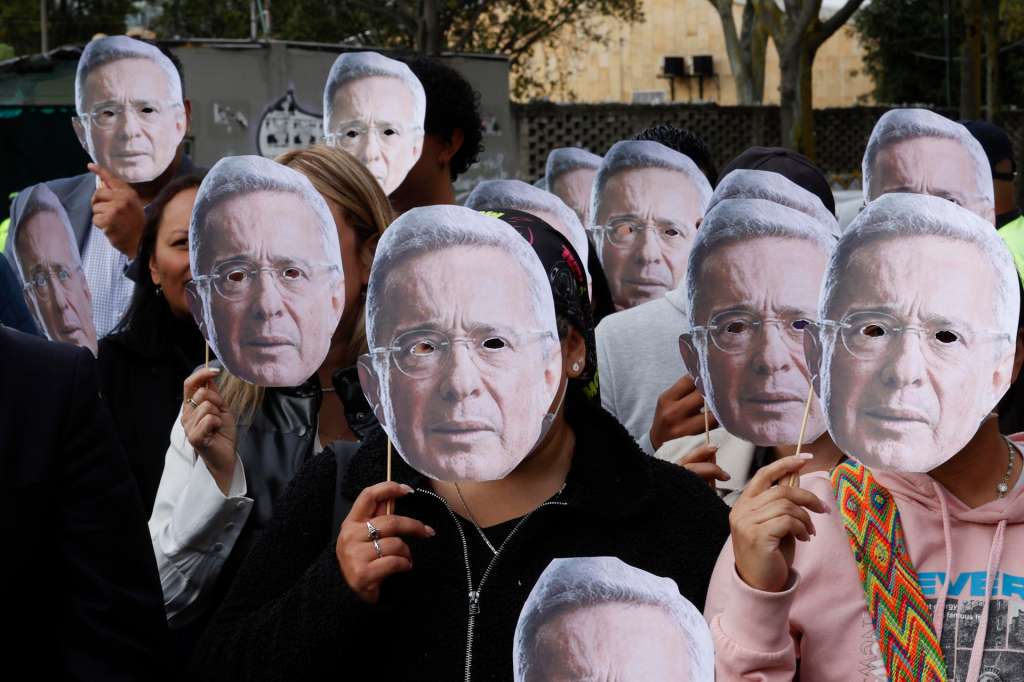 BOGOTÁ (COLOMBIA), 28/07/2025.- Seguidores del expresidente Álvaro Uribe, asisten al Complejo Judicial de Paloquemao para apoyar al exmandatario este lunes, en Bogotá (Colombia). La jueza Sandra Heredia aseguró que la Justicia "no se arrodilla ante el poder" al comenzar la lectura del fallo que declarará culpable o inocente al expresidente colombiano Álvaro Uribe, en el caso más mediático que ha enfrentado el país. EFE/ Mauricio Dueñas Castañeda
