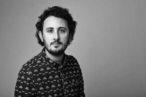Simón Posada le escribe a Colombia, “La tierra de los tesoros tristes”