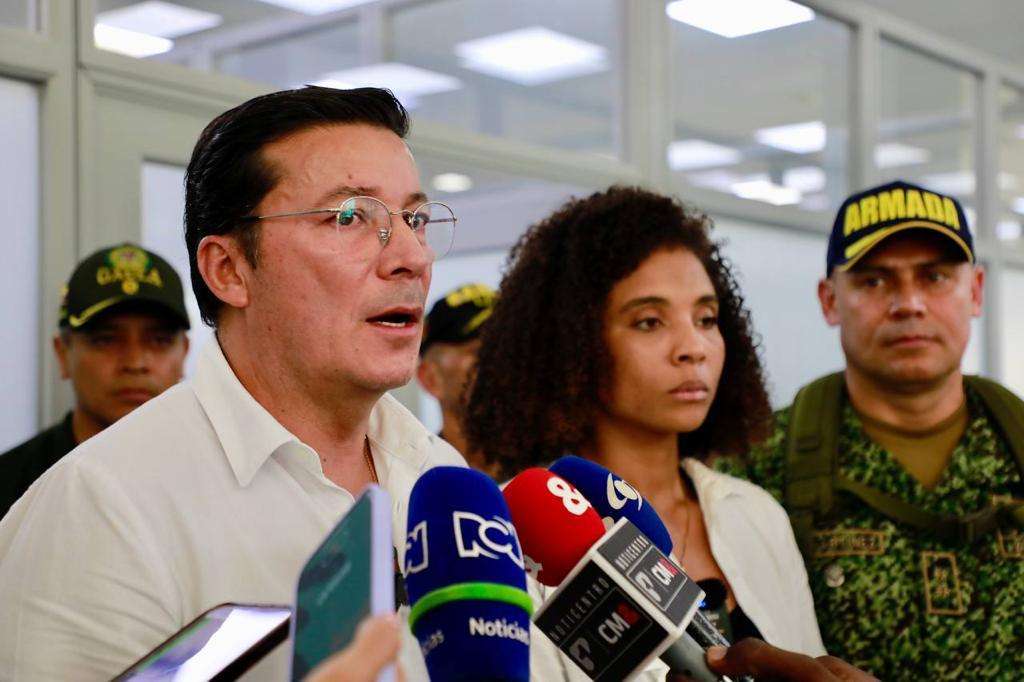Hernán Penagos, registrador nacional, y la gobernadora del Chocó.