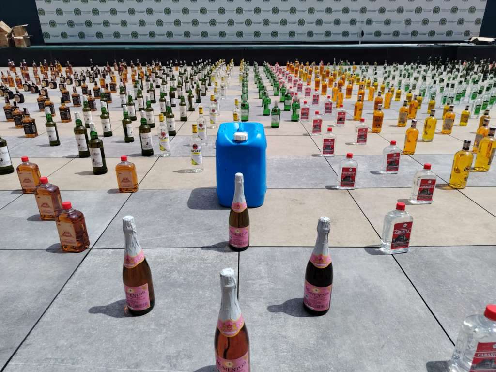 Whiskey, aguardiente, ron, vodka, tequila y Champaña figuran entre la lista de tragos incautados que estaban listos para distribuirse en cadenas de mediana superficie en Bogotá.